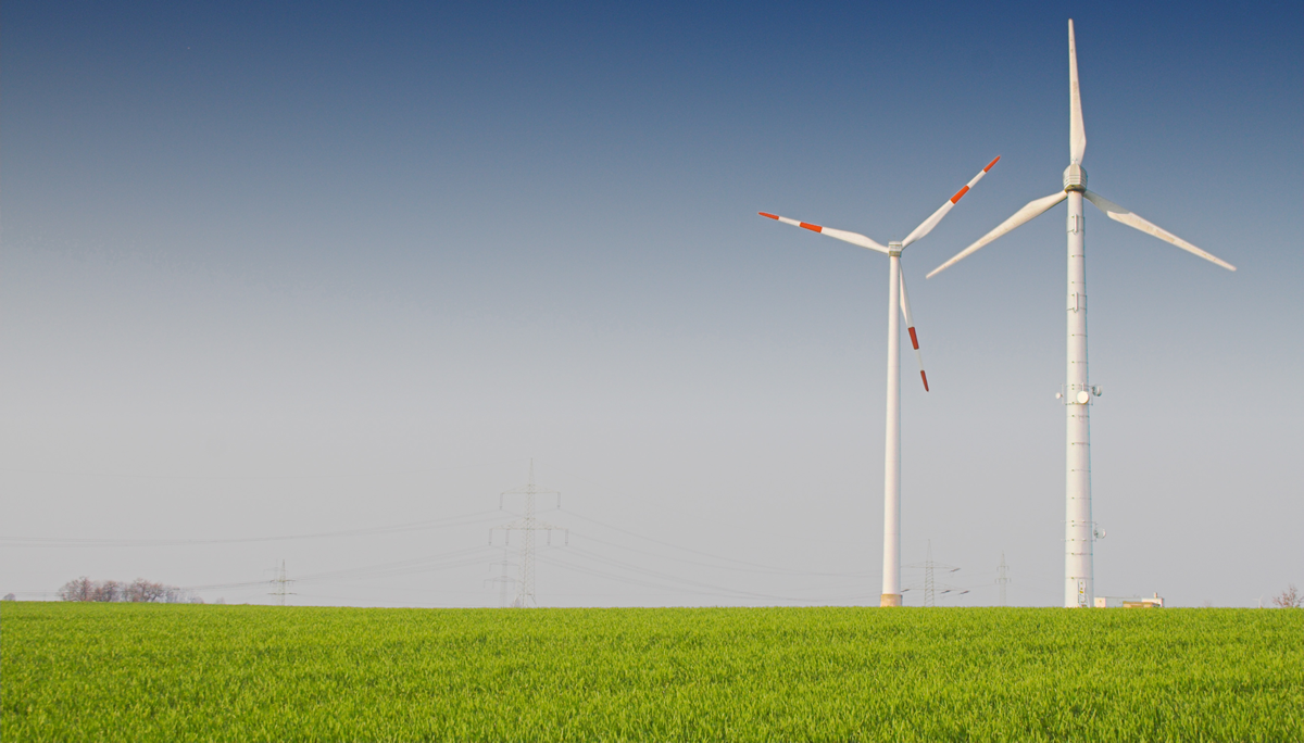 dwa nowoczesne wiatraki jako typowe formy odnawialnych źródeł energii prezentowane na kursie OZE